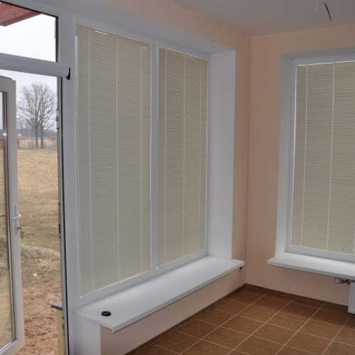 Horizontal aluminum blinds