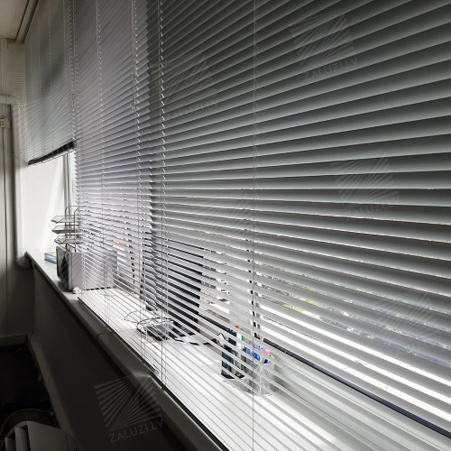Horizontal aluminum blinds