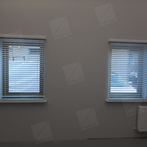 Horizontal aluminum blinds