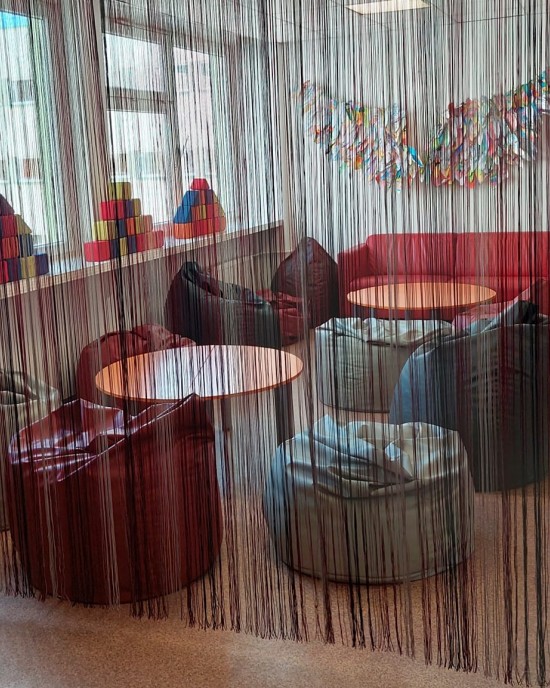 STRING CURTAIN BLACK RAINBOW 